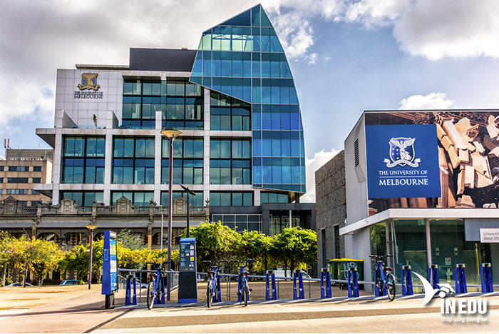 Các đại học hàng đầu tại Úc đã áp dụng chính sách xét tuyển thẳng cho học sinh Việt Nam. Điều này mang lại cơ hội tuyệt vời cho học sinh trực tiếp trở thành sinh viên từ năm đầu tiên mà không cần qua chương trình dự bị. Nhờ vào điểm tốt nghiệp THPT và đạt các yêu cầu về điểm số và ngôn ngữ như GPA, IELTS, học sinh có thể nộp hồ sơ trực tiếp và tiếp cận với môi trường học tập tại các trường đại học hàng đầu Úc. Điều này không chỉ giảm bớt quy trình xét tuyển mà còn giúp học sinh nhanh chóng khám phá các cơ hội học tập tại các trường đại học danh tiếng của Úc.